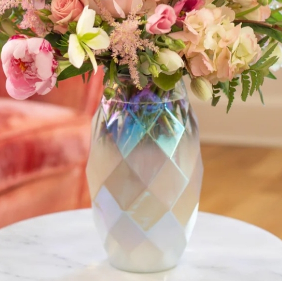 ✨️ Irredescent Pearl w/ Light Green Undertone 8 1/2" Modern Diamond Vase - Picture 2 of 10